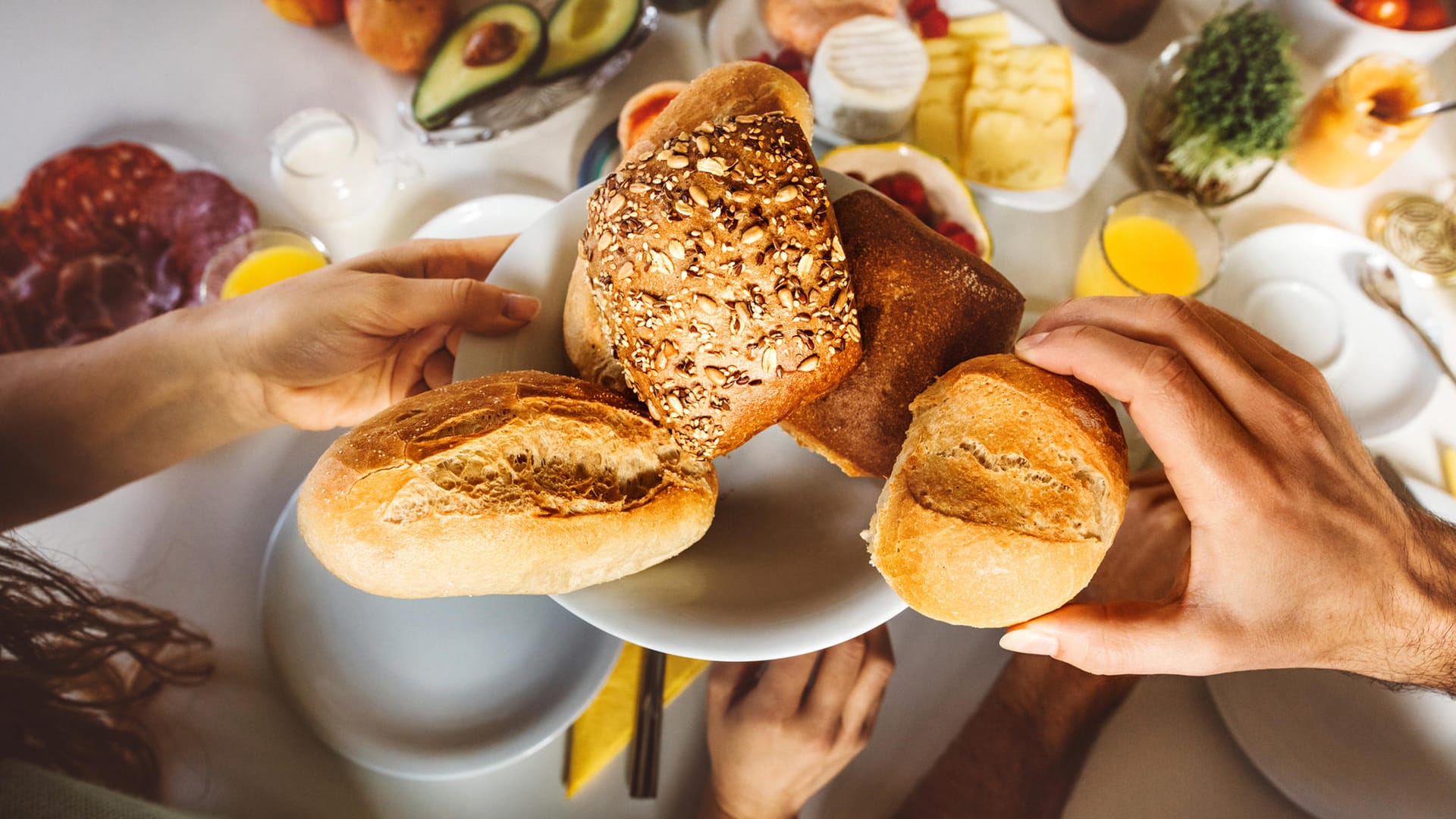 Brötchen: Greifen Sie morgens lieber zu einem Vollkorn- anstatt einem Weizenbrötchen.