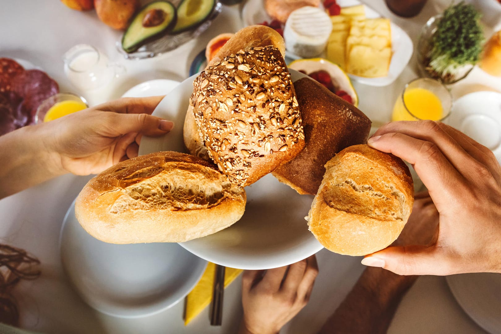 Brötchen: Greifen Sie morgens lieber zu einem Vollkorn- anstatt einem Weizenbrötchen.