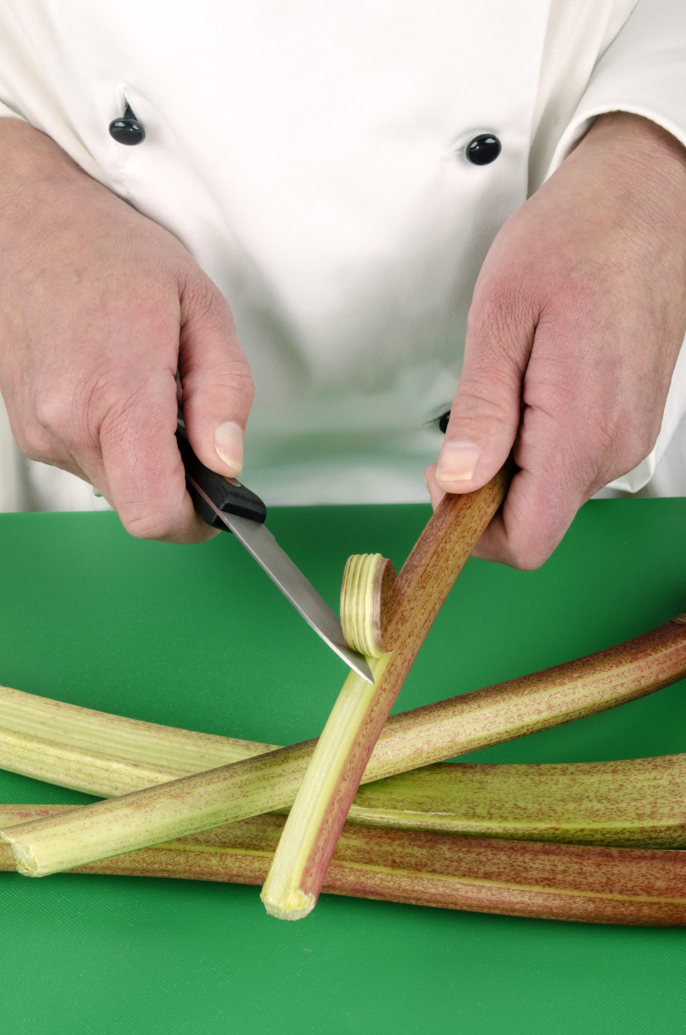 Rhabarber schälen: Mit einem Küchenmesser werden die holzigen Fasern entfernt.