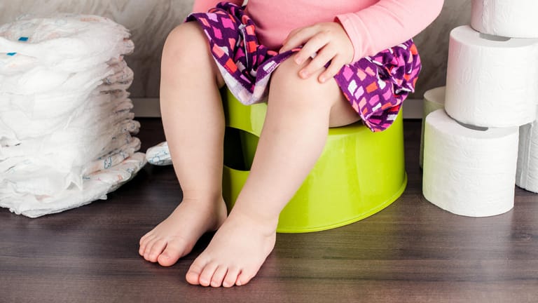 Windel oder Töpfchen: Mit zweieinhalb bis drei Jahren sind Kinder alt genug, um aufs Töpfchen oder auf die Toilette zu gehen.