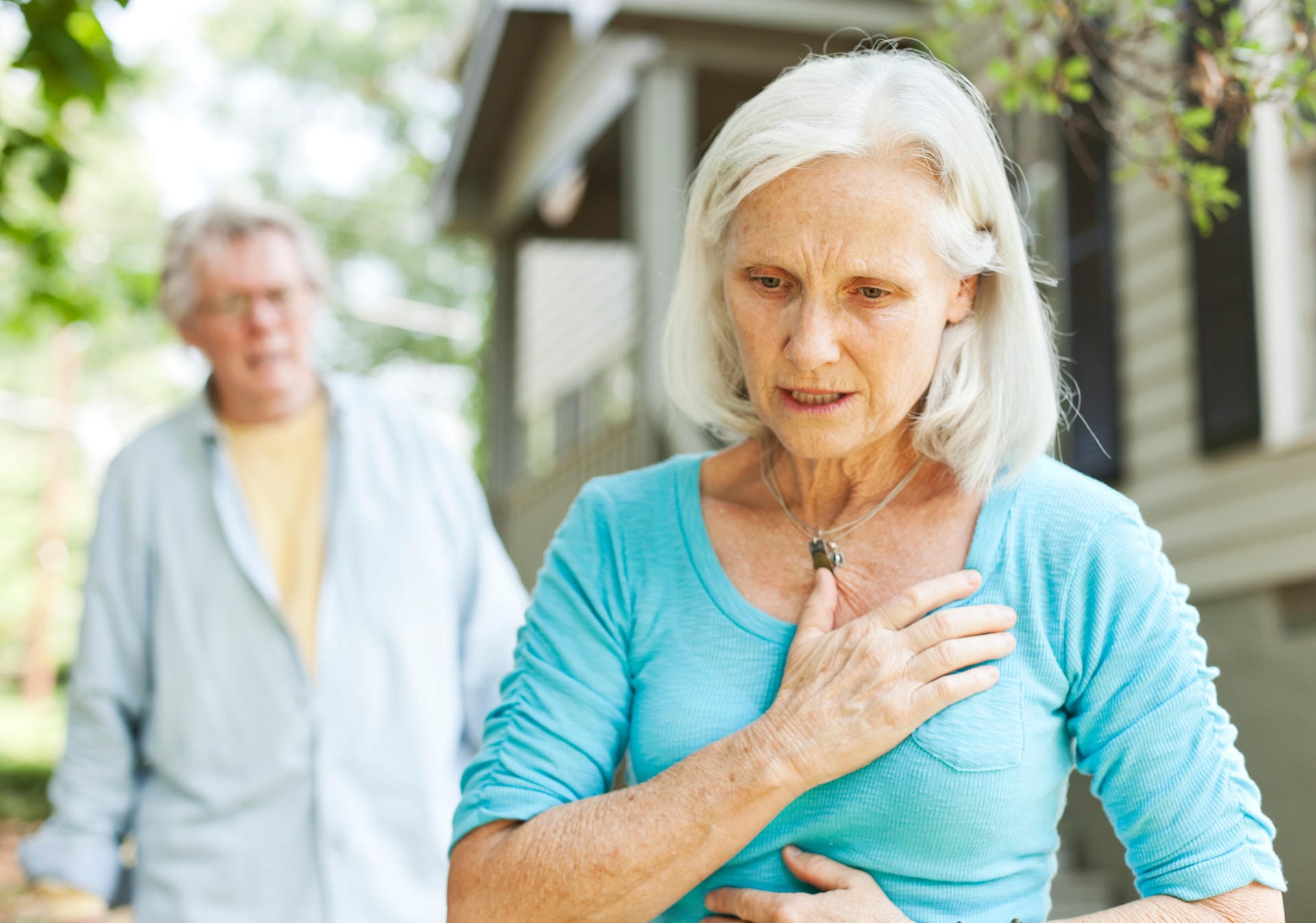 3. Herz-Kreislauf-Erkrankungen. Im Fall von Herz-Kreislauf-Erkrankungen ist das Gehirn nicht immer optimal mit Sauerstoff versorgt - auch das kann Tinnitus verursachen. Ein veränderter Blutdruck sorgt zudem häufig für Ohrensausen.