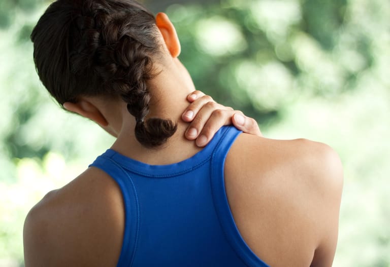 7. Verspannungen. Können Verspannungen Ohrgeräusche auslösen? Die Nerven der Halswirbelsäule sind mit den Hörarealen des Gehirns verbunden. Starke Verspannungen, Verletzungen oder Schleudertraumata machen sich deshalb nicht nur in Form von Nackenschmerzen, sondern oft auch als Tinnitus bemerkbar.