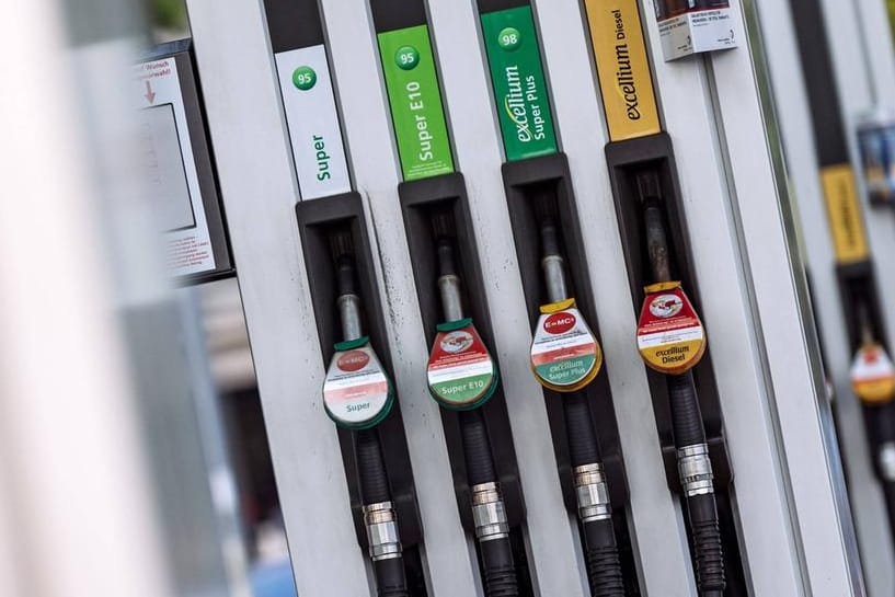 Zapfpistolen an der Tankstelle: Wer zur falschen Spritsorte greift, sollte sich vom Fachmann helfen lassen.