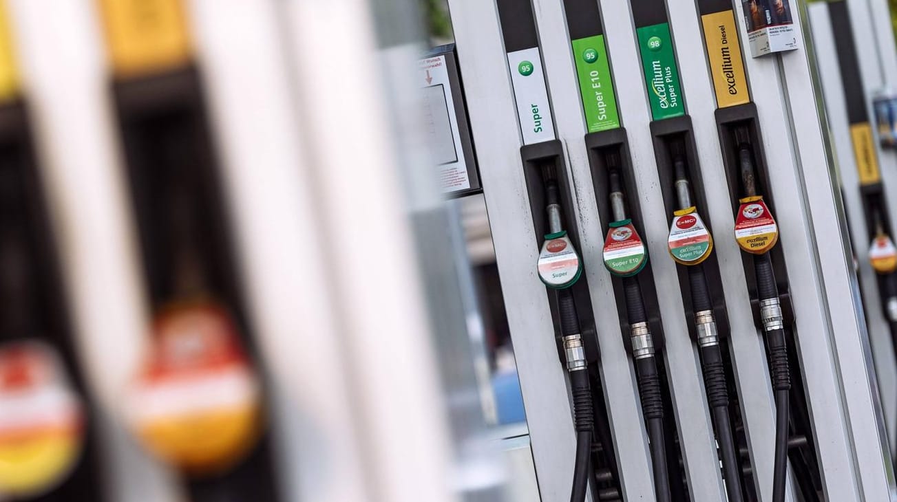 Zapfpistolen an der Tankstelle: Wer zur falschen Spritsorte greift, sollte sich vom Fachmann helfen lassen.