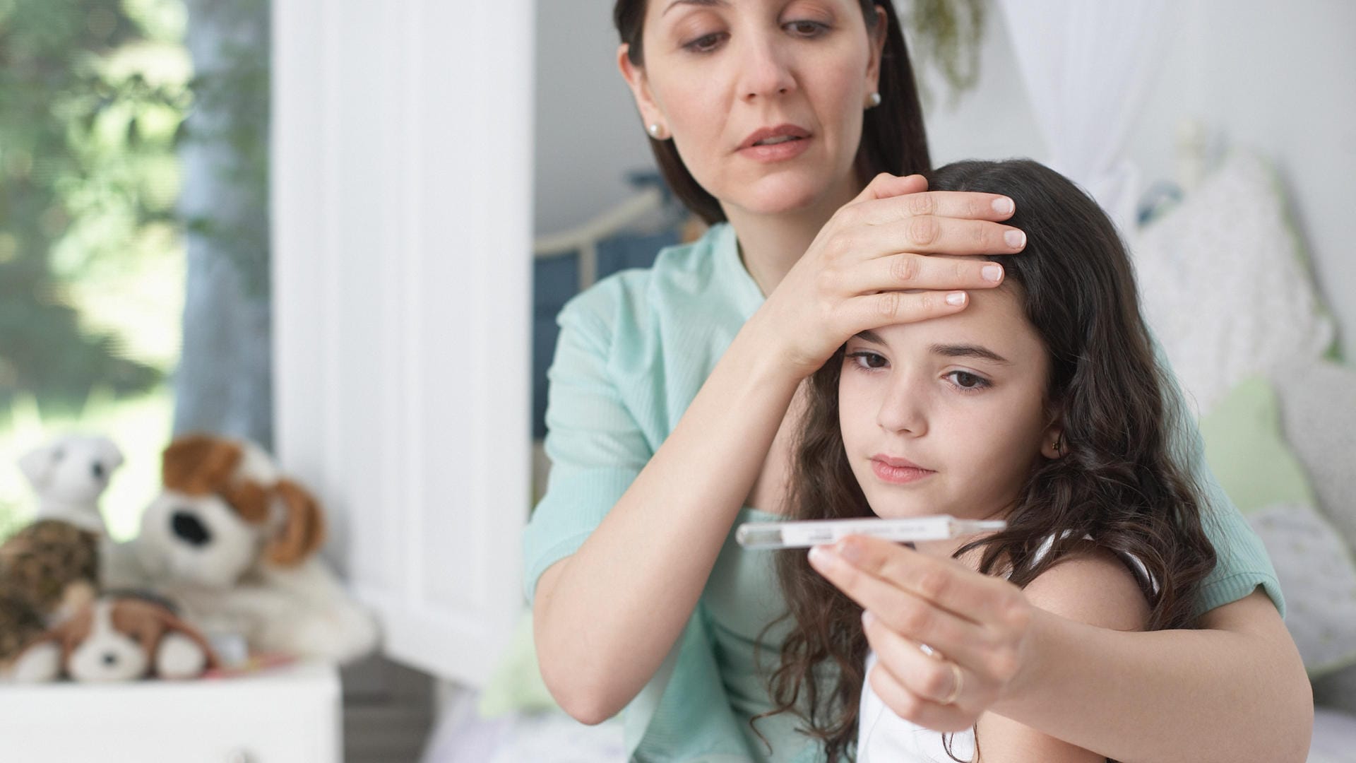 Fieber messen: Ab einer gewissen Höhe an Fieber sollten Kinder besser zum Arzt gebracht werden.