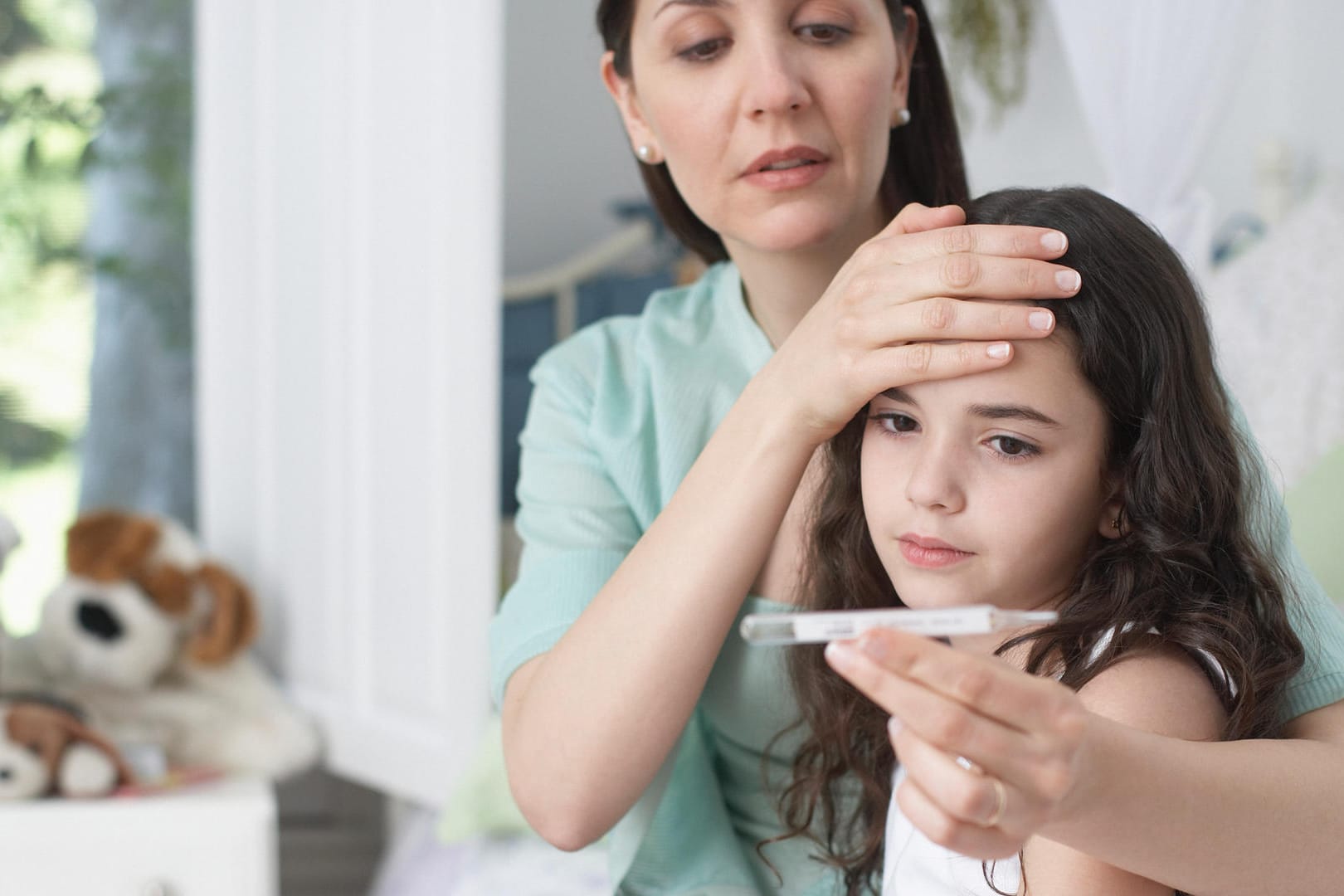 Fieber messen: Ab einer gewissen Höhe an Fieber sollten Kinder besser zum Arzt gebracht werden.