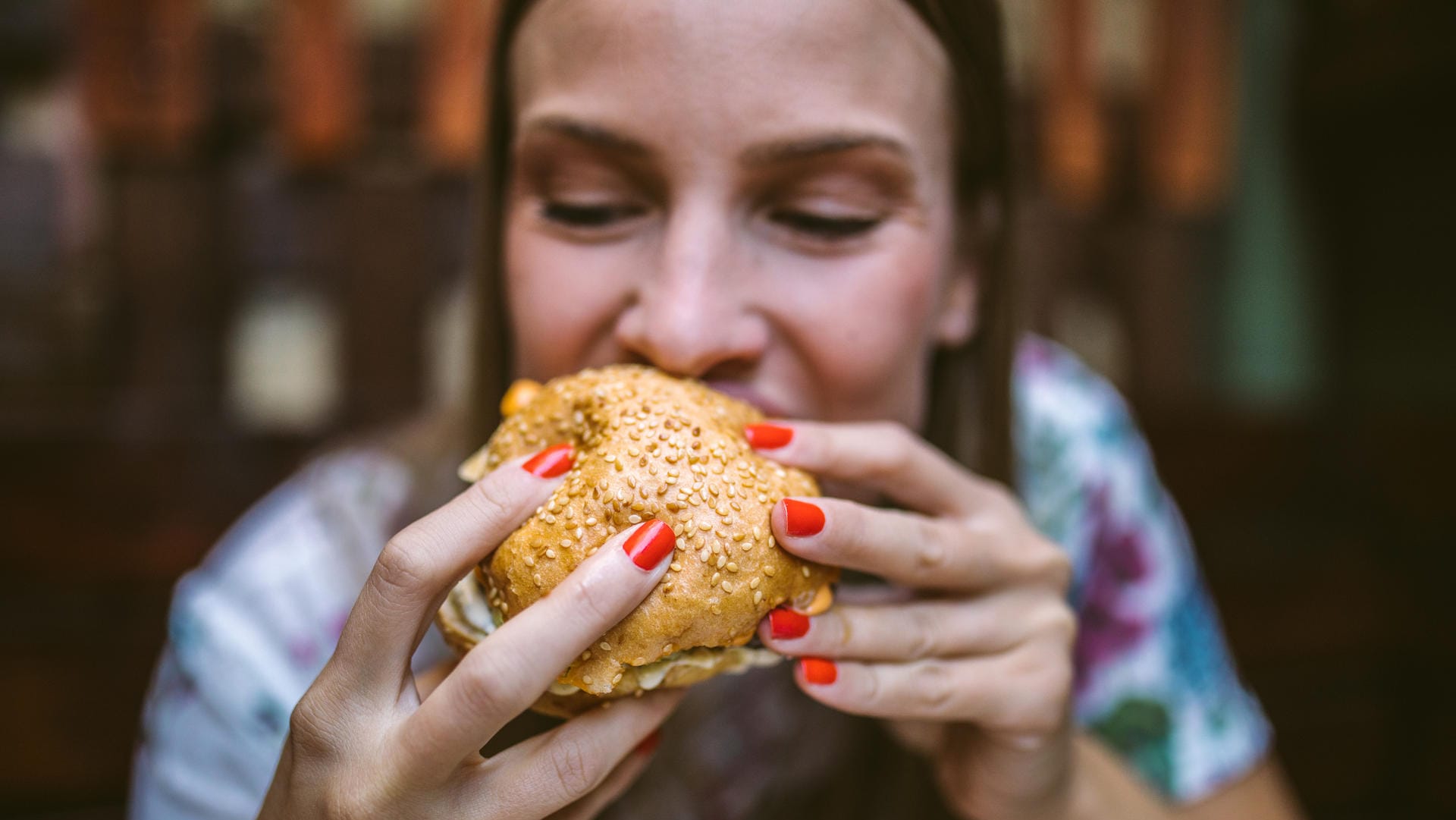 Ungesunde Ernährung in jungen Jahren kann zu Schäden im Gehirn führen und Demenz hervorrufen.