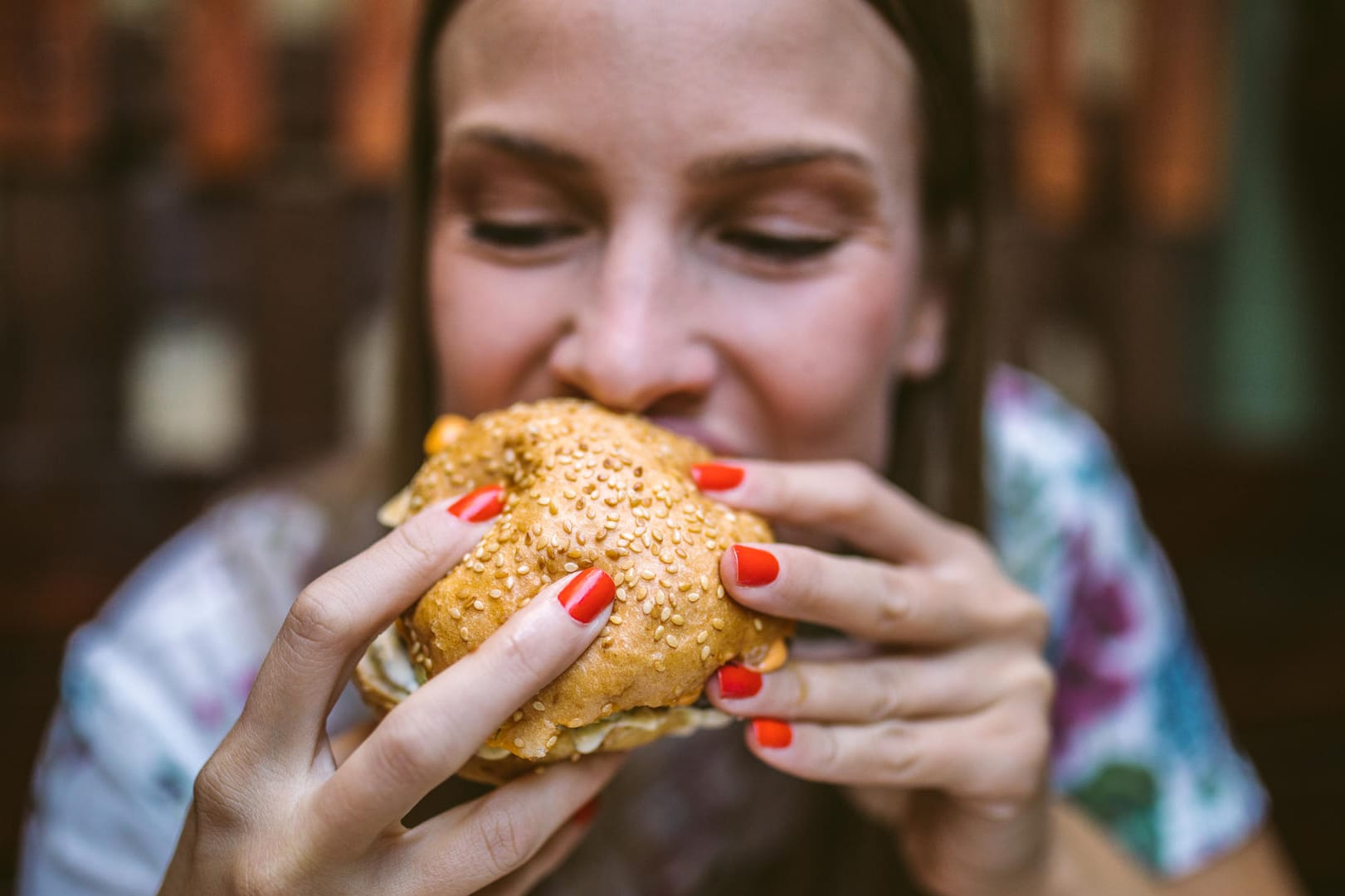 Ungesunde Ernährung in jungen Jahren kann zu Schäden im Gehirn führen und Demenz hervorrufen.