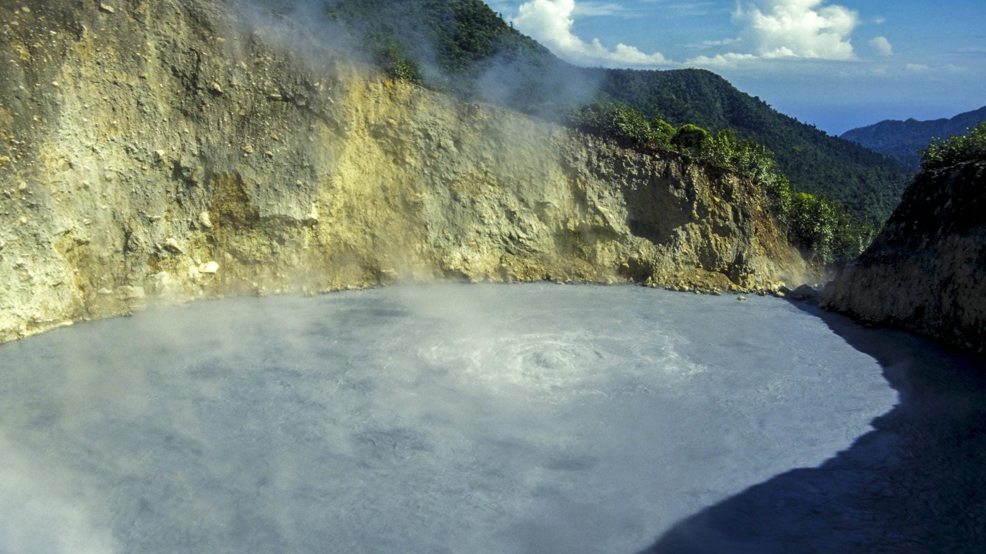 Boiling Lake: Unterirdische Lavaströme erhitzten das Seewasser.