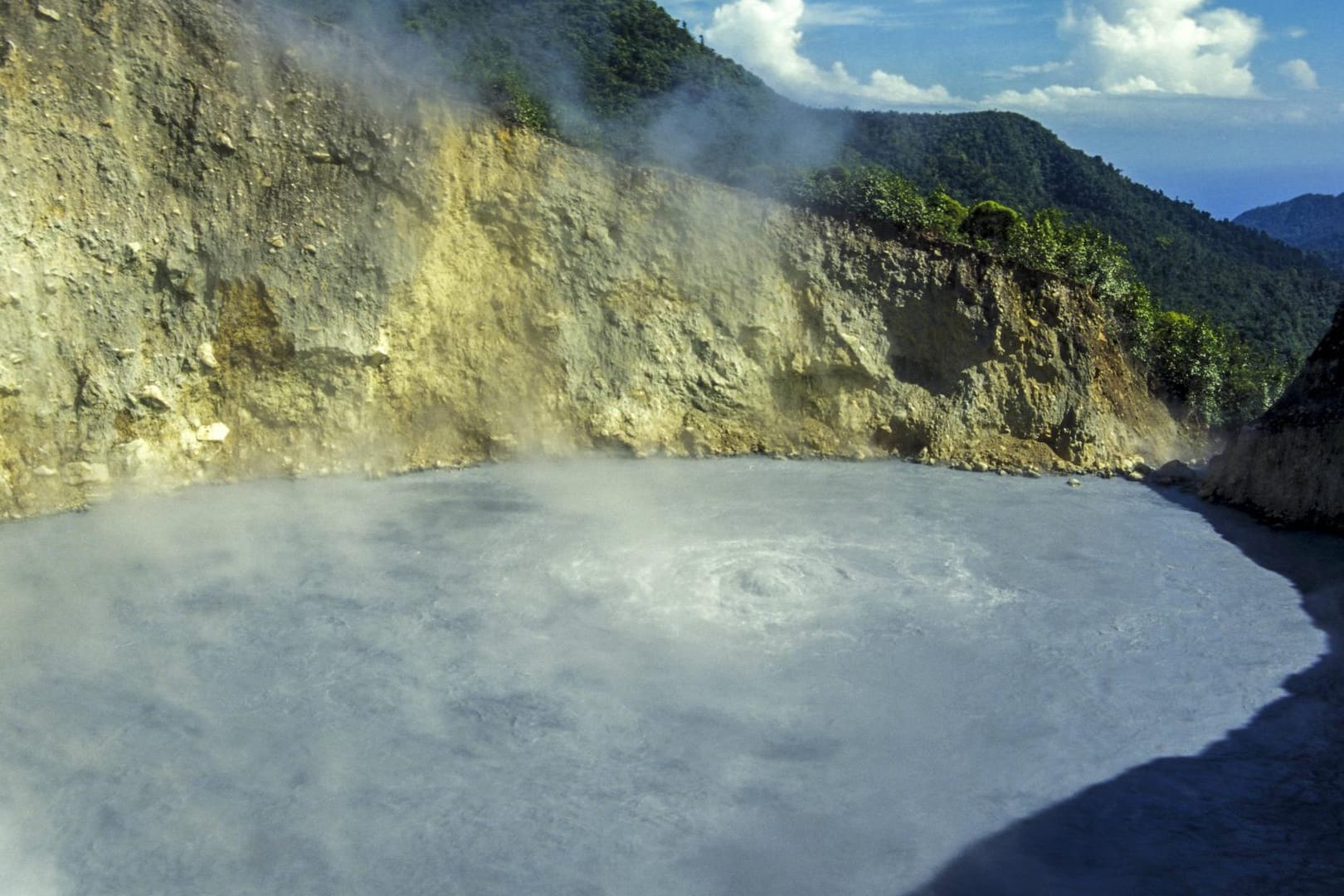 Boiling Lake: Unterirdische Lavaströme erhitzten das Seewasser.