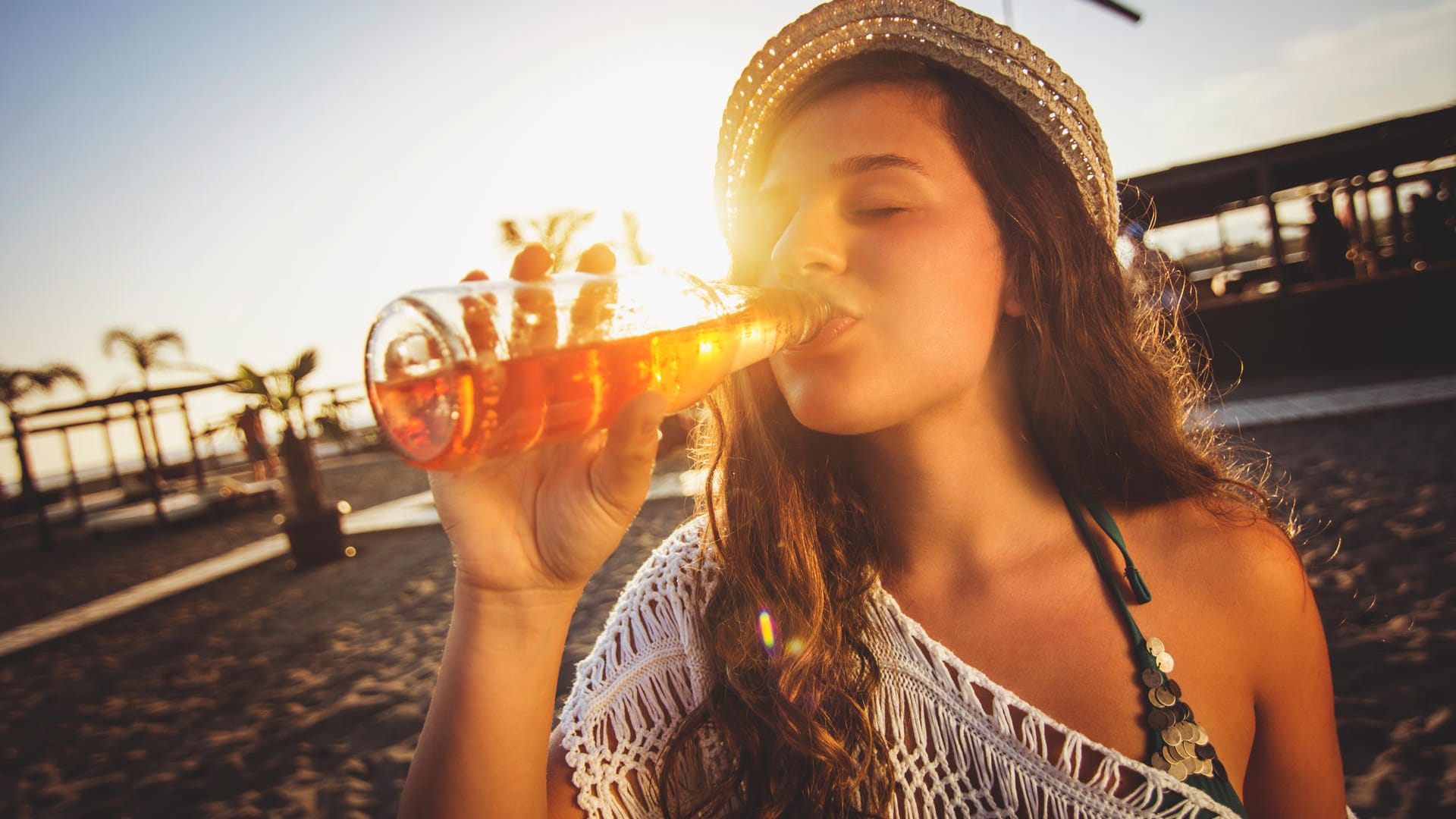 Alkohol: Nach Alkoholkonsum sollte man ein Bad im kühlen Wasser vermeiden.