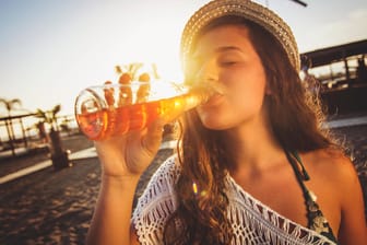 Alkohol: Nach Alkoholkonsum sollte man ein Bad im kühlen Wasser vermeiden.