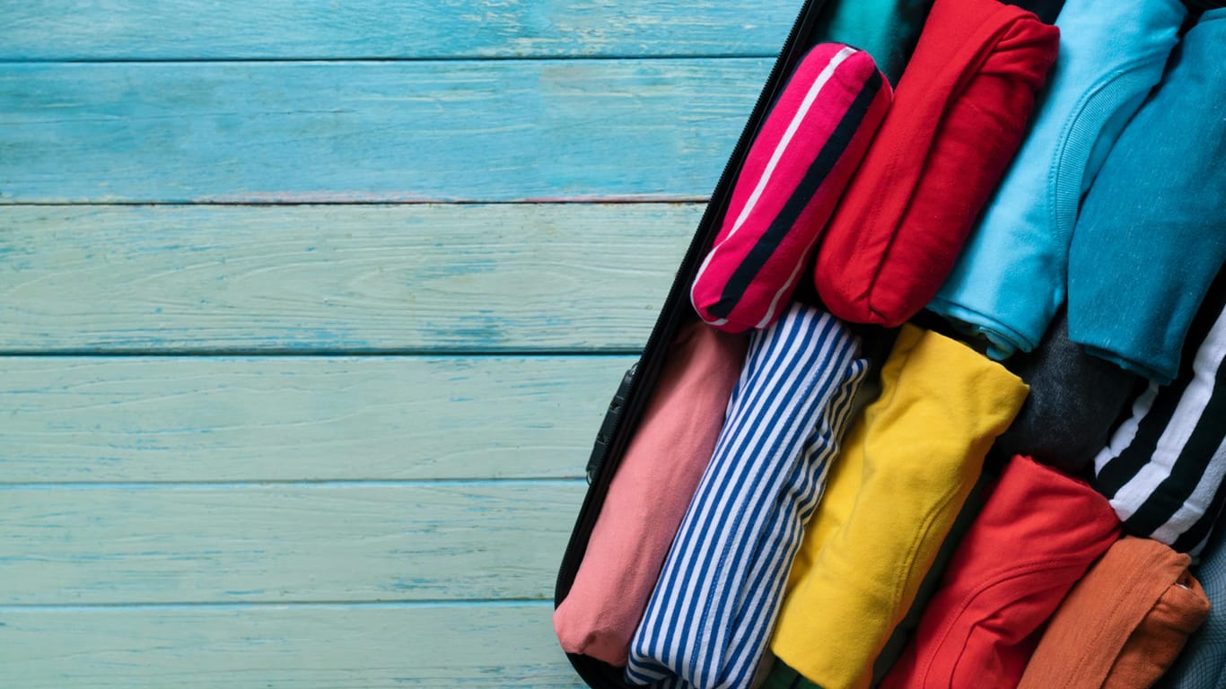 T-Shirts: Sortieren Sie Kleidungsstücke in einer Schublade, stecken Sie sie senkrecht hinein, um für eine bessere Übersichtlichkeit zu sorgen.