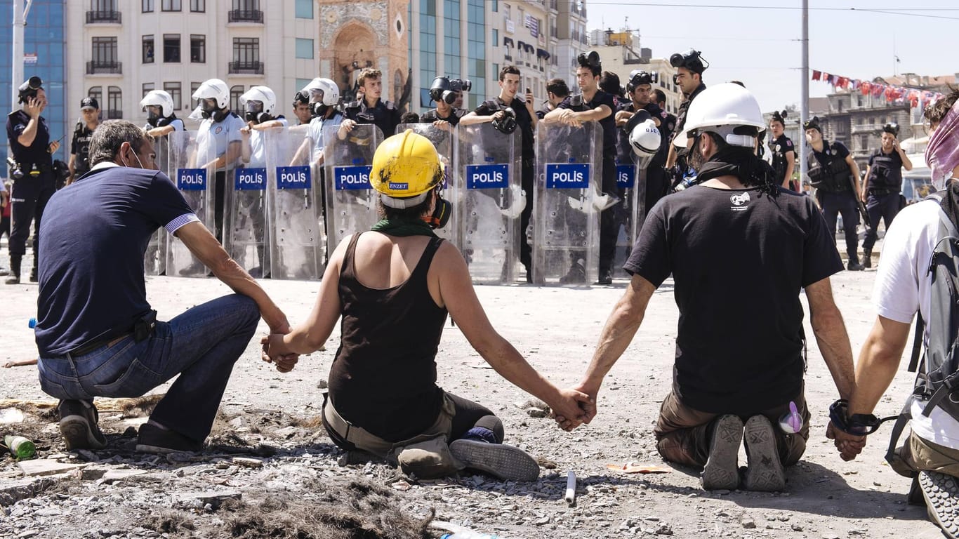 Demonstranten versuchen vor der Polizei in Istanbul den Taksim-Platz zu blockieren: Sie wollten im Jahr 2013 die Rodung des Gezi-Parks verhindern (Archivfoto).