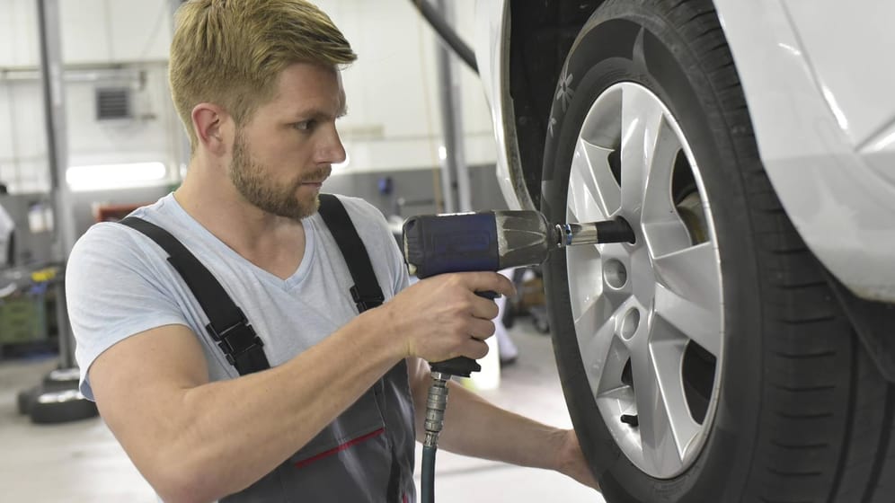 Reifenmontage: Fachbetriebe stellen sicher, dass der Reifen zum Auto passt.