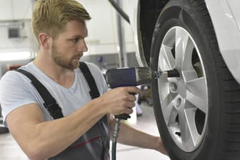 Reifenmontage: Fachbetriebe stellen sicher, dass der Reifen zum Auto passt.