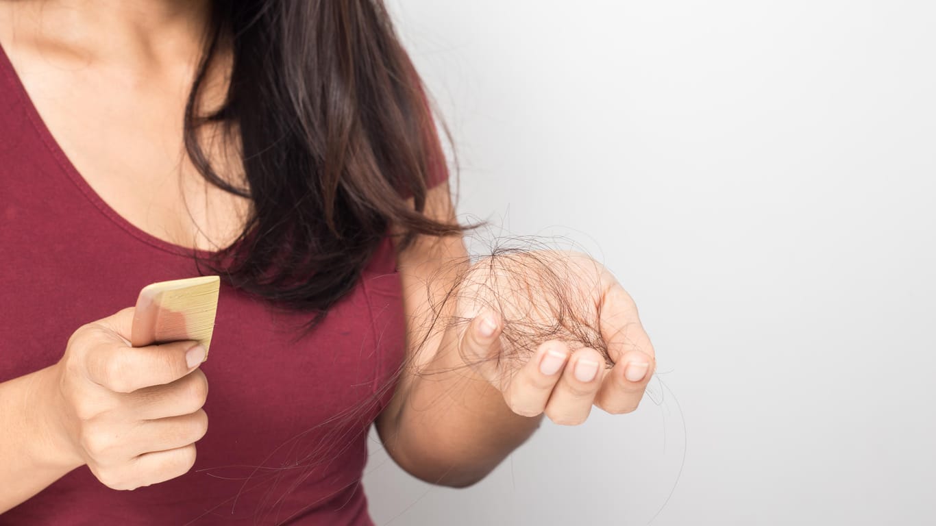 Für plötzlich starken Haarausfall gibt es mehrere Ursachen.