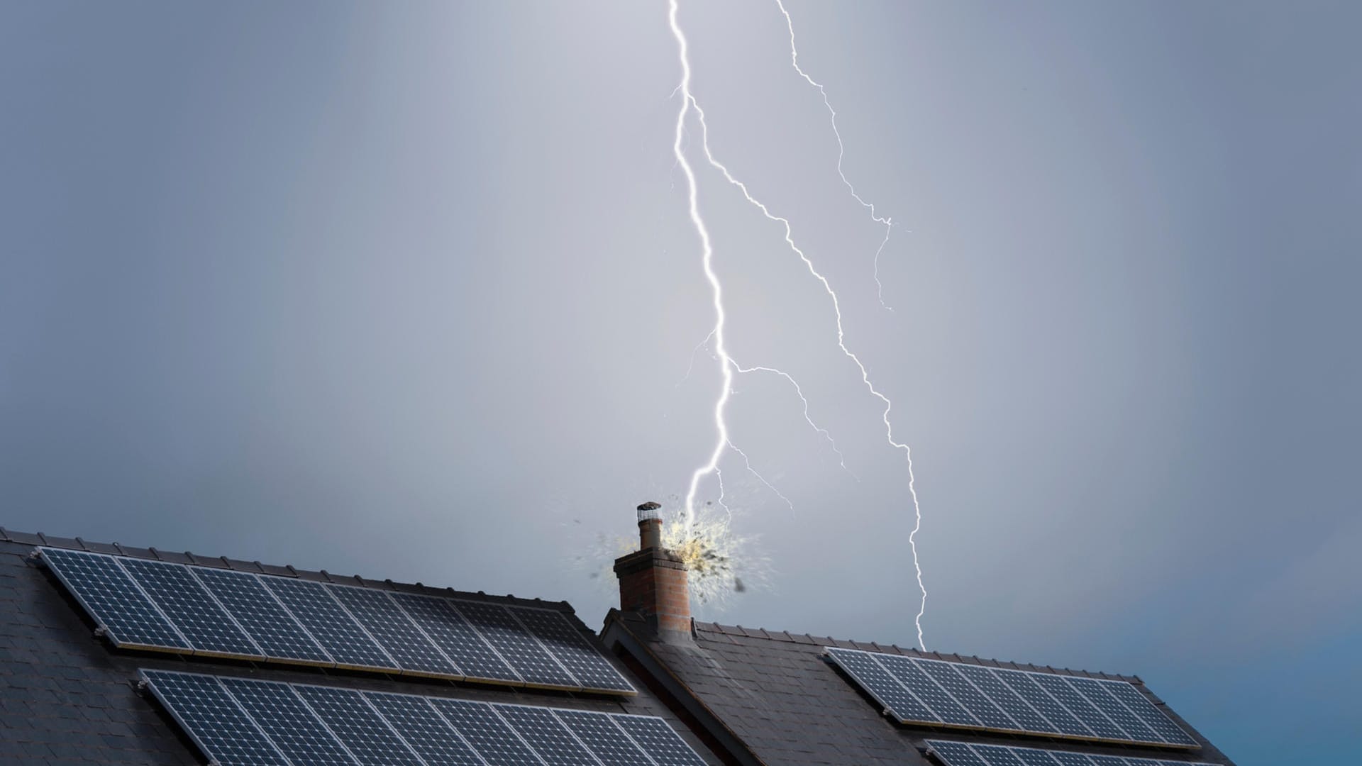 Ein Blitz schlägt in einen Schornstein ein: Vorgeschrieben ist ein Blitzschutz bei Wohngebäuden nur dann, wenn das Haus höher als 20 Meter ist.