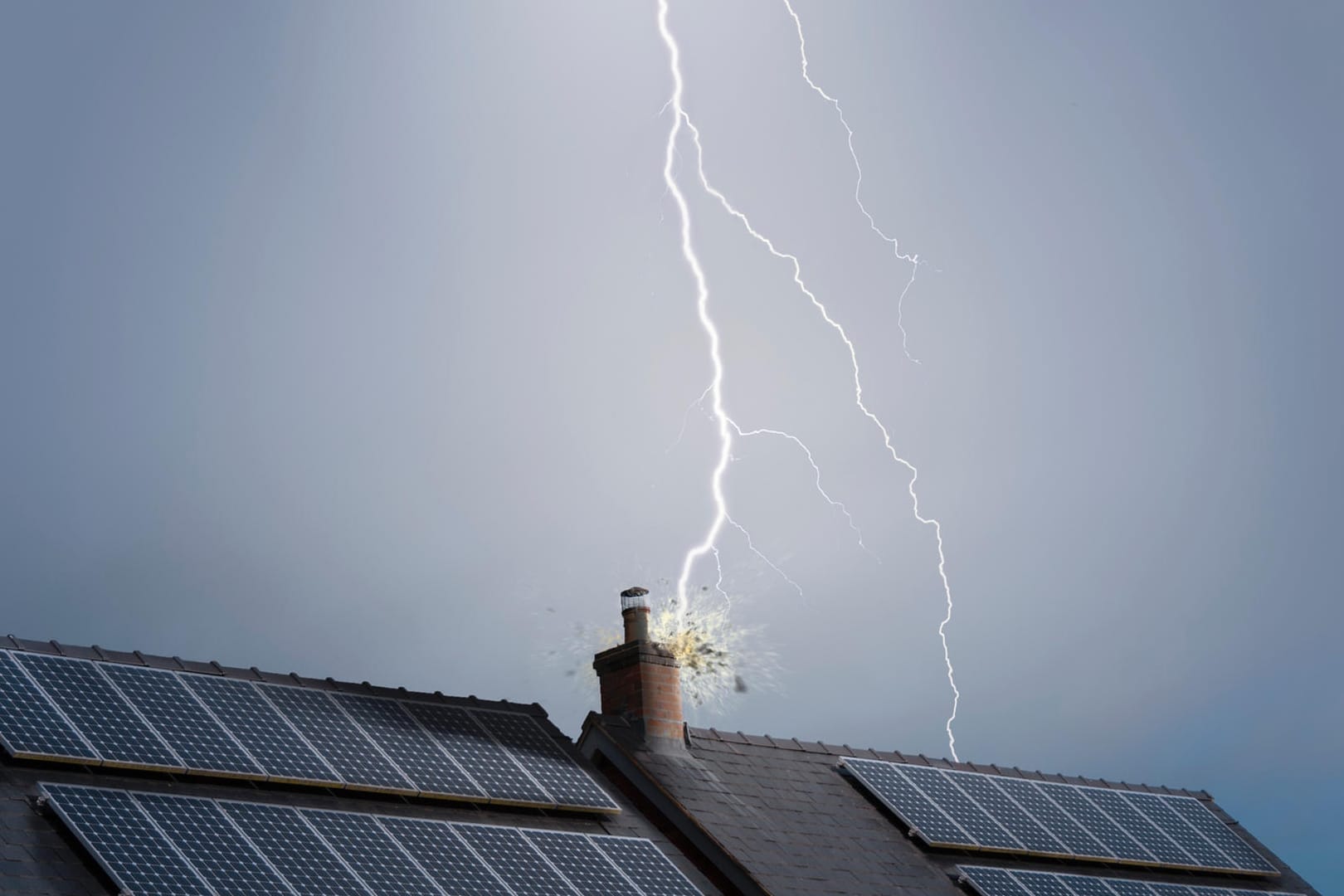 Ein Blitz schlägt in einen Schornstein ein: Vorgeschrieben ist ein Blitzschutz bei Wohngebäuden nur dann, wenn das Haus höher als 20 Meter ist.