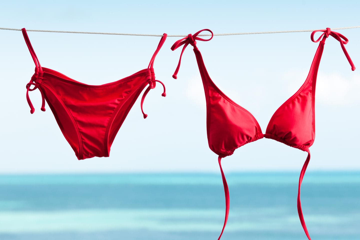 Bikini: Vor dem ersten Tragen sollten Sie Ihren neuen Bikini unbedingt gründlich waschen und gut trocknen lassen.