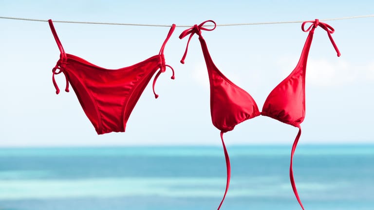 Bikini: Vor dem ersten Tragen sollten Sie Ihren neuen Bikini unbedingt gründlich waschen und gut trocknen lassen.