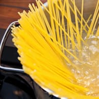 Spaghetti im Kochtopf: Die richtige Menge Wasser ist wichtig.
