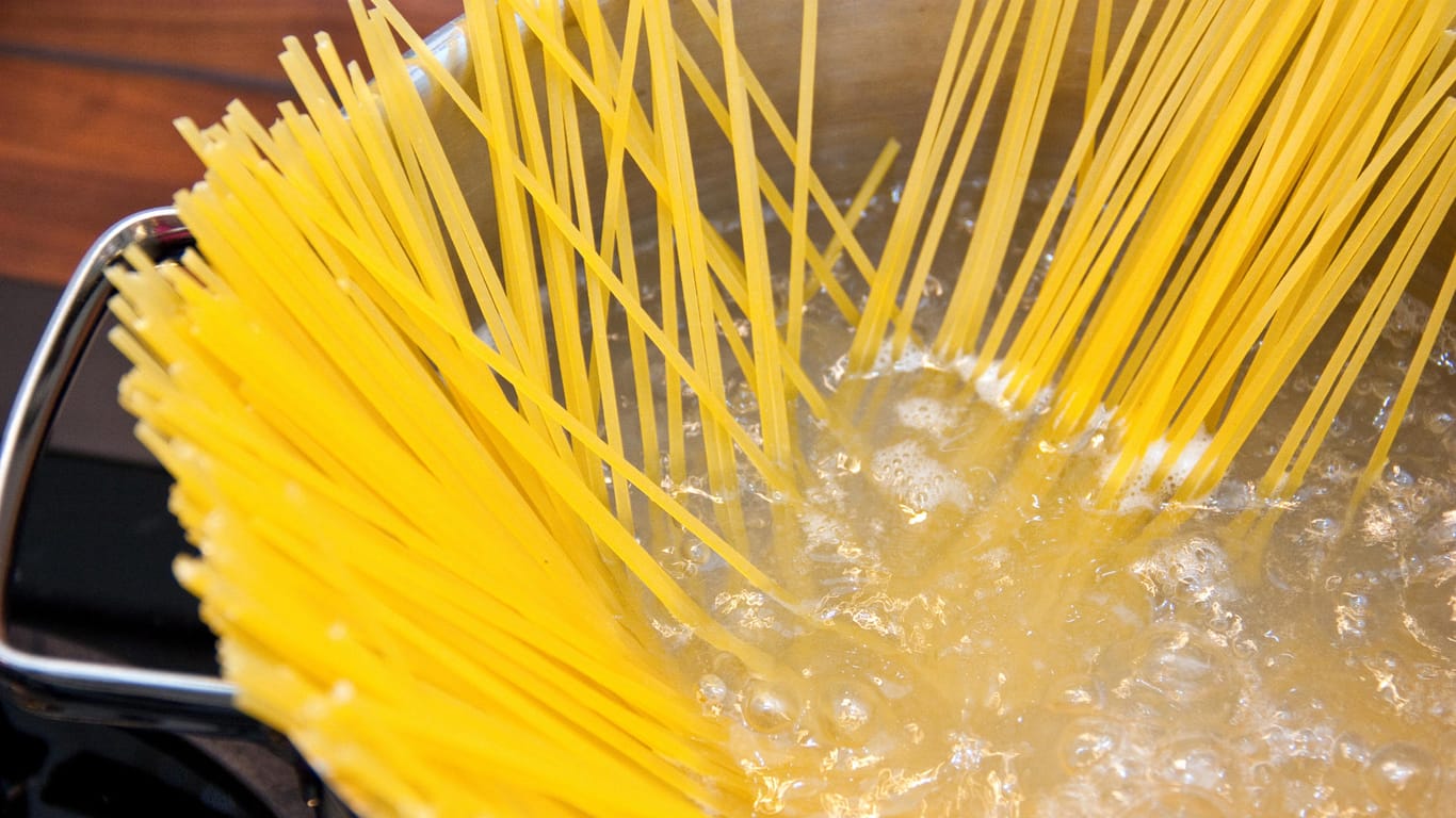 Spaghetti im Kochtopf: Die richtige Menge Wasser ist wichtig.