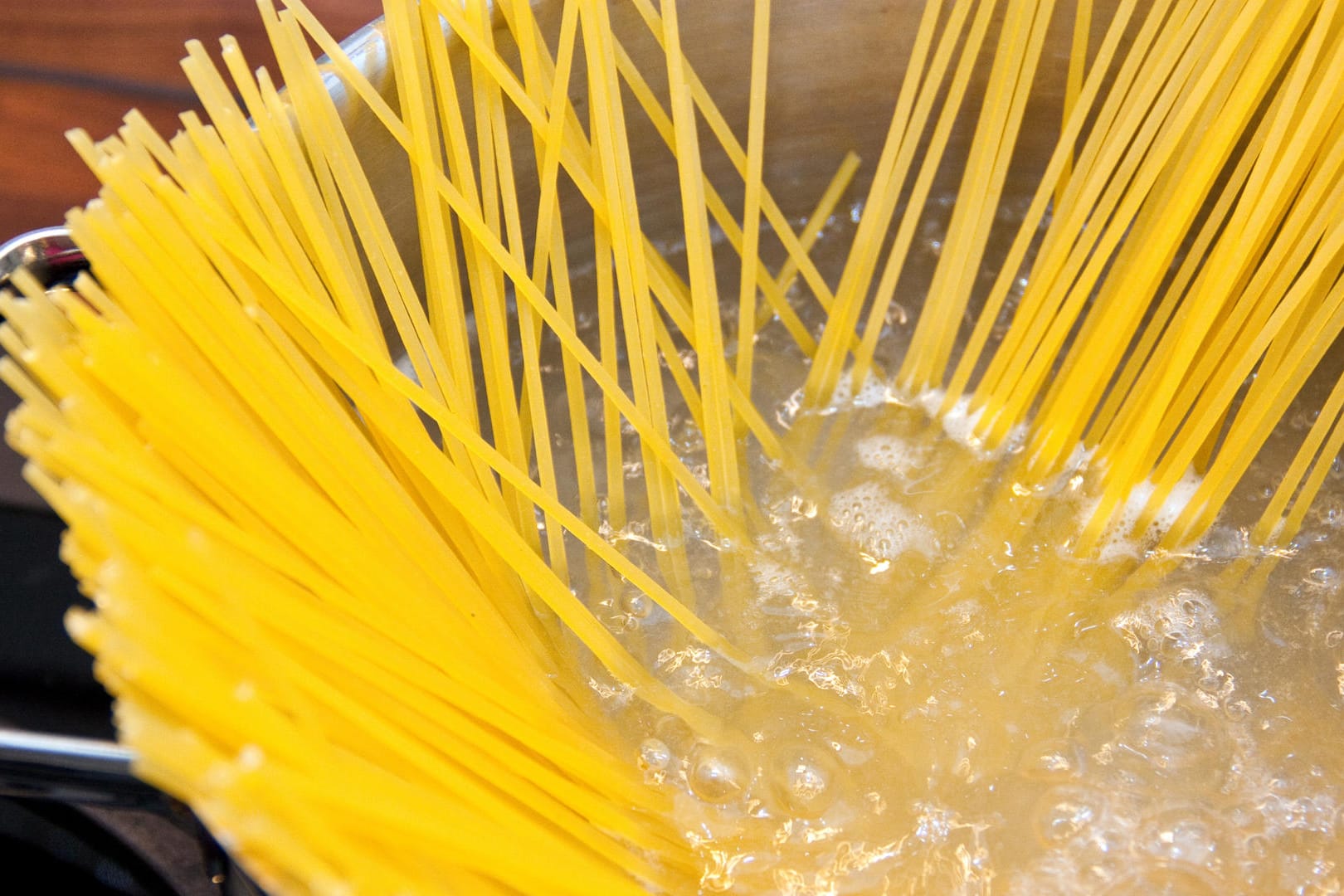 Spaghetti im Kochtopf: Die richtige Menge Wasser ist wichtig.