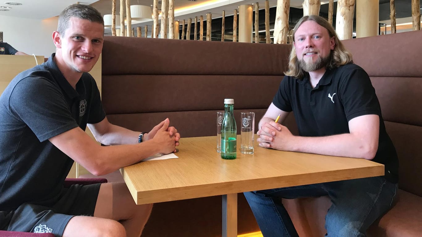 Sven Bender (l.) traf t-online.de-Sportredakteur Alexander Kohne während des Trainingslagers der Leverkusener im Teamhotel im österreichischen Kaprun.
