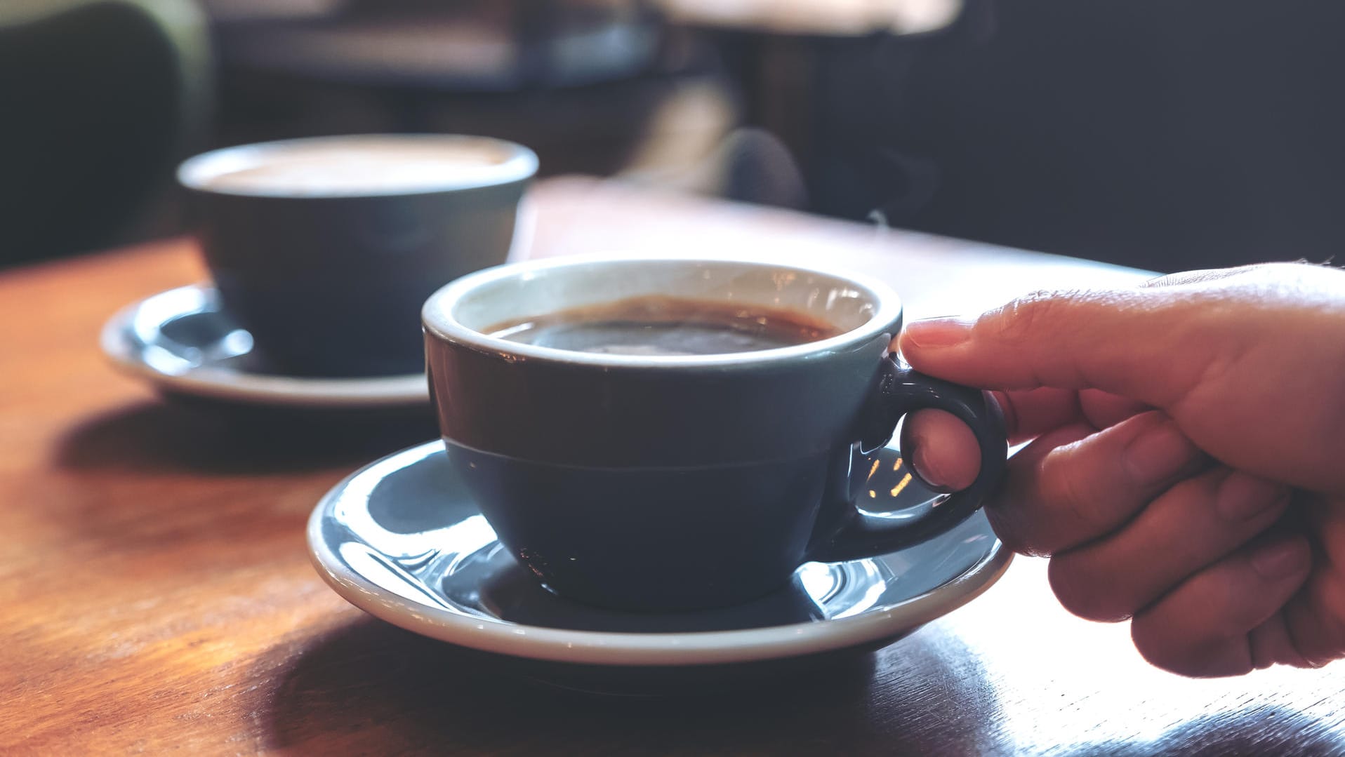 Kaffeetassen: Dem Heißgetränk werden einige Wirkungen nachgesagt, nicht alle stimmen.