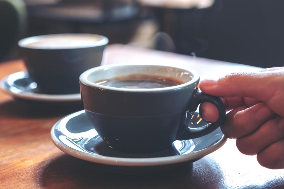 Kaffeetassen: Dem Heißgetränk werden einige Wirkungen nachgesagt, nicht alle stimmen.