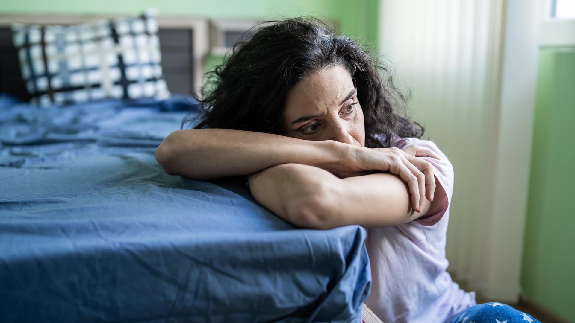 Viele Frauen neigen während der Wechseljahre zu depressiven Verstimmungen.