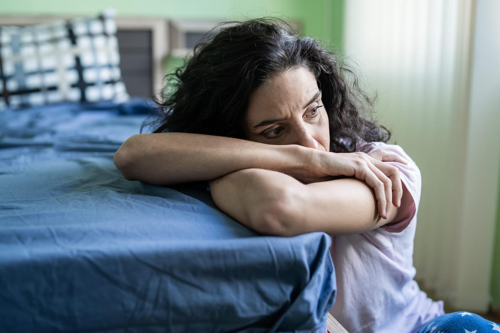 Viele Frauen neigen während der Wechseljahre zu depressiven Verstimmungen.