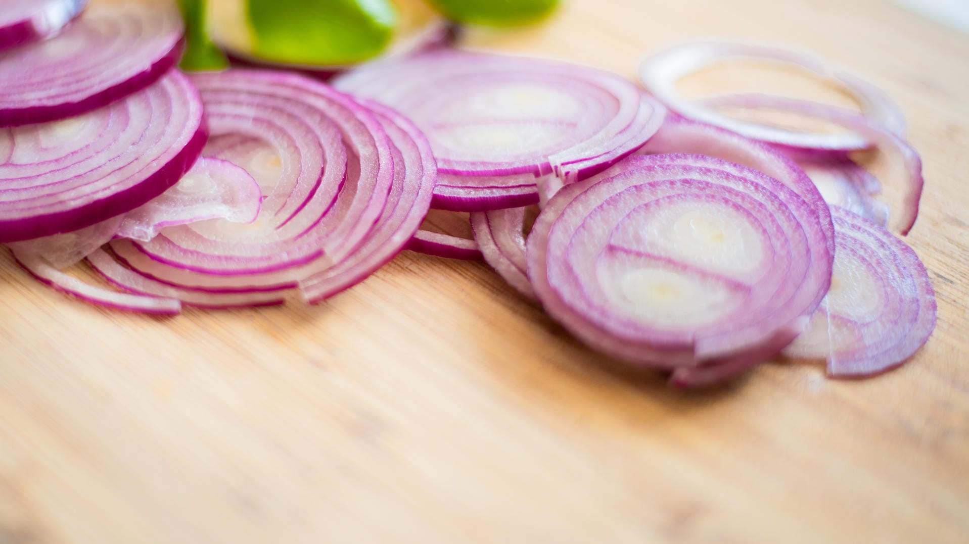 Zwiebel in Ringe geschnitten: Sie eignen sich beispielsweise gut zur Verzierung von Speisen.