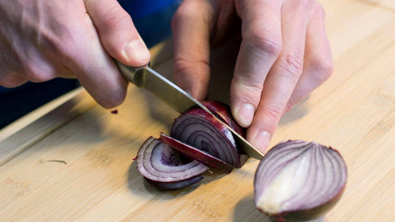 Zwiebeln schneiden: Mit der richtigen Technik geht es ganz einfach.