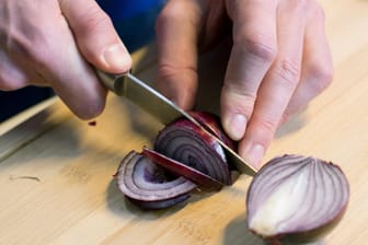 Zwiebeln schneiden: Mit der richtigen Technik geht es ganz einfach.