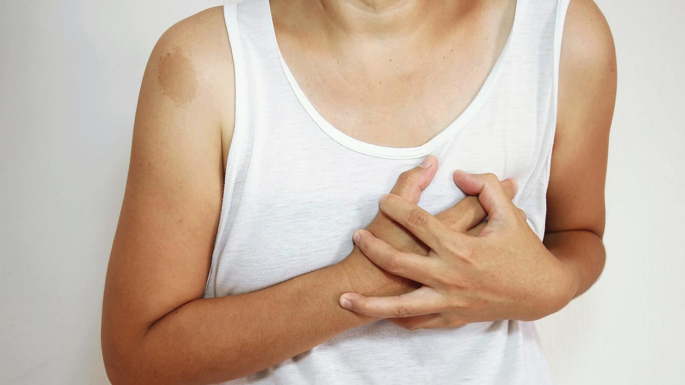 Brustschmerzen in den Wechseljahren kommen häufig vor und haben meist hormonelle Ursachen.