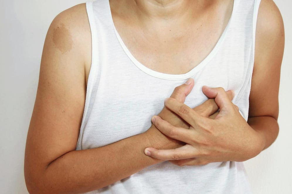 Brustschmerzen in den Wechseljahren kommen häufig vor und haben meist hormonelle Ursachen.