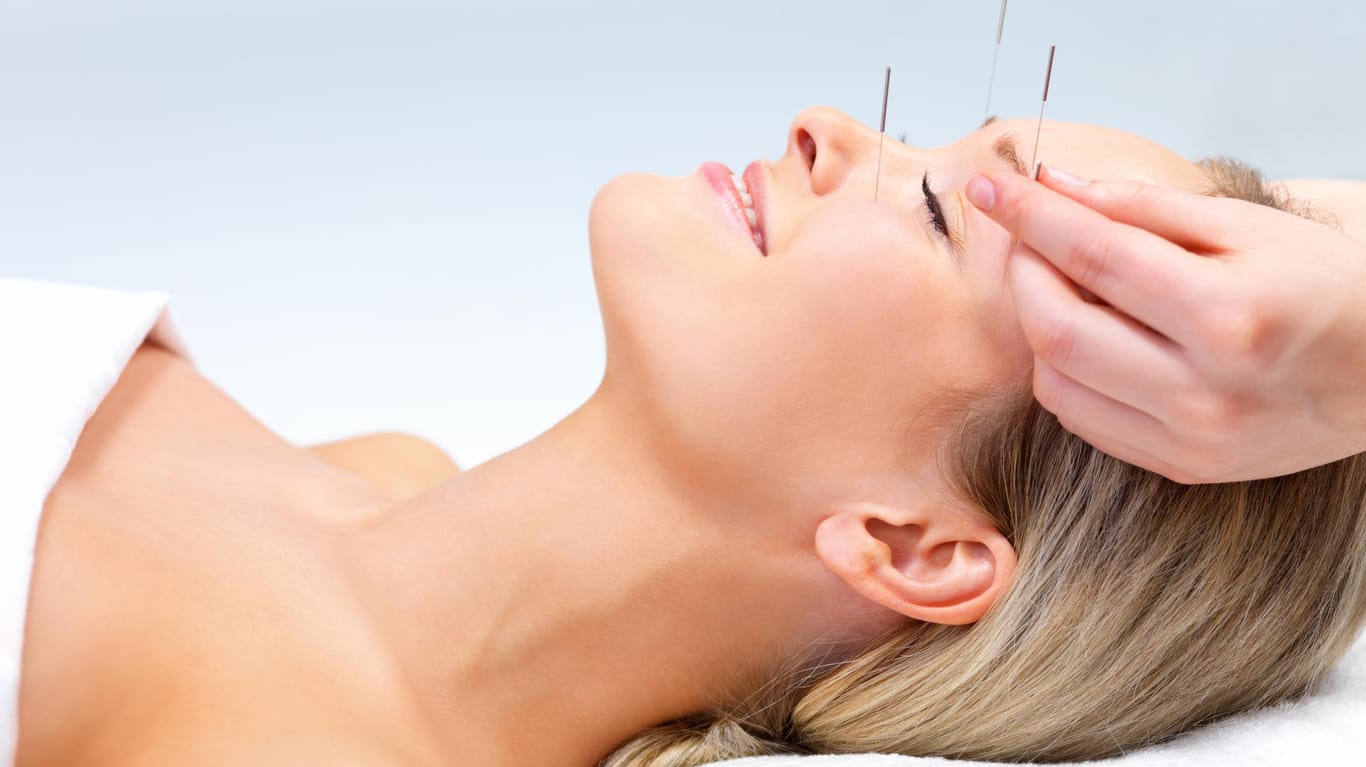 Über die Wirksamkeit von Akupunktur in den Wechseljahren streiten sich die Wissenschaftler.