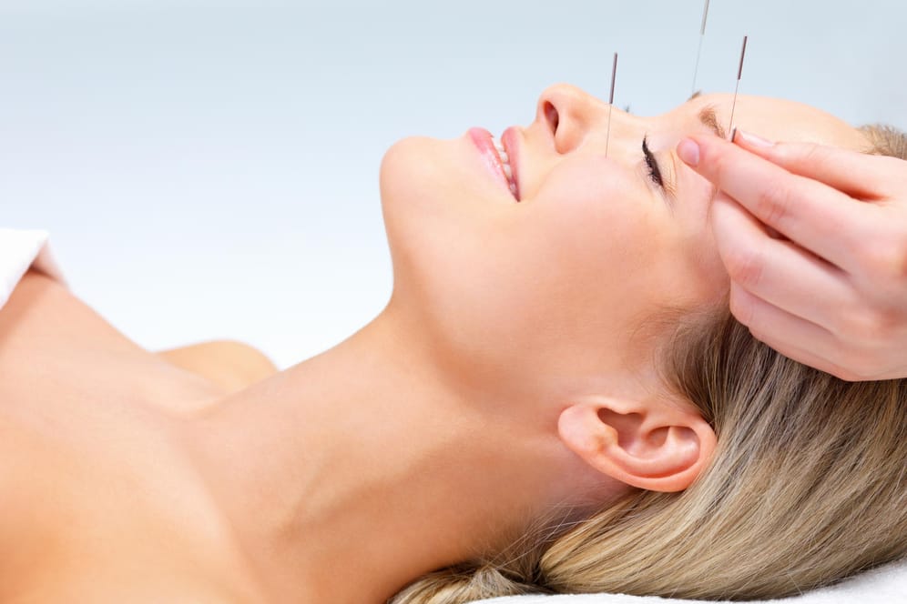 Über die Wirksamkeit von Akupunktur in den Wechseljahren streiten sich die Wissenschaftler.