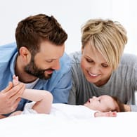 Jung Eltern mit Baby: Das Elterngeld ist ein wesentlicher Teil der Finanzplanung junger Familien.