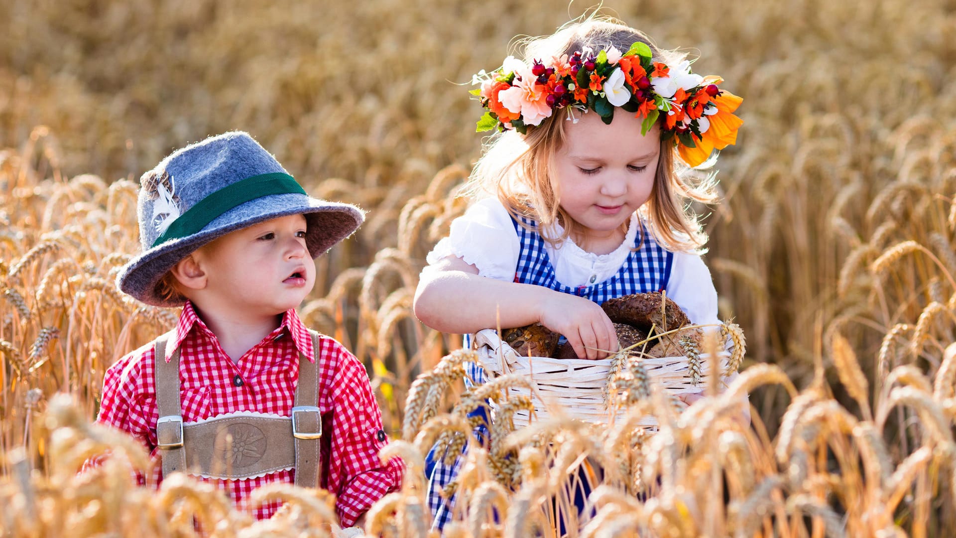 Kinder in bayerischer Tracht auf dem Feld: In Bayer erhalten Eltern für das zweite und dritte Lebensjahr ihres Kindes Familiengeld.