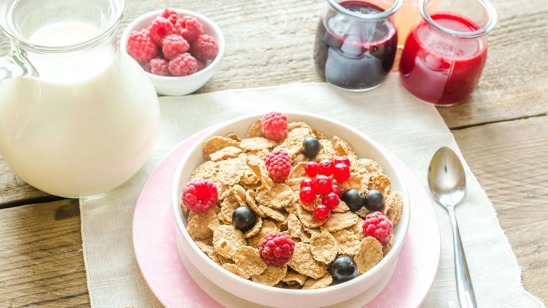 Flakes mit Beeren: Beerenobst und reichlich Ballaststoffe bieten eine gute Grundlage für den Start in den Tag.