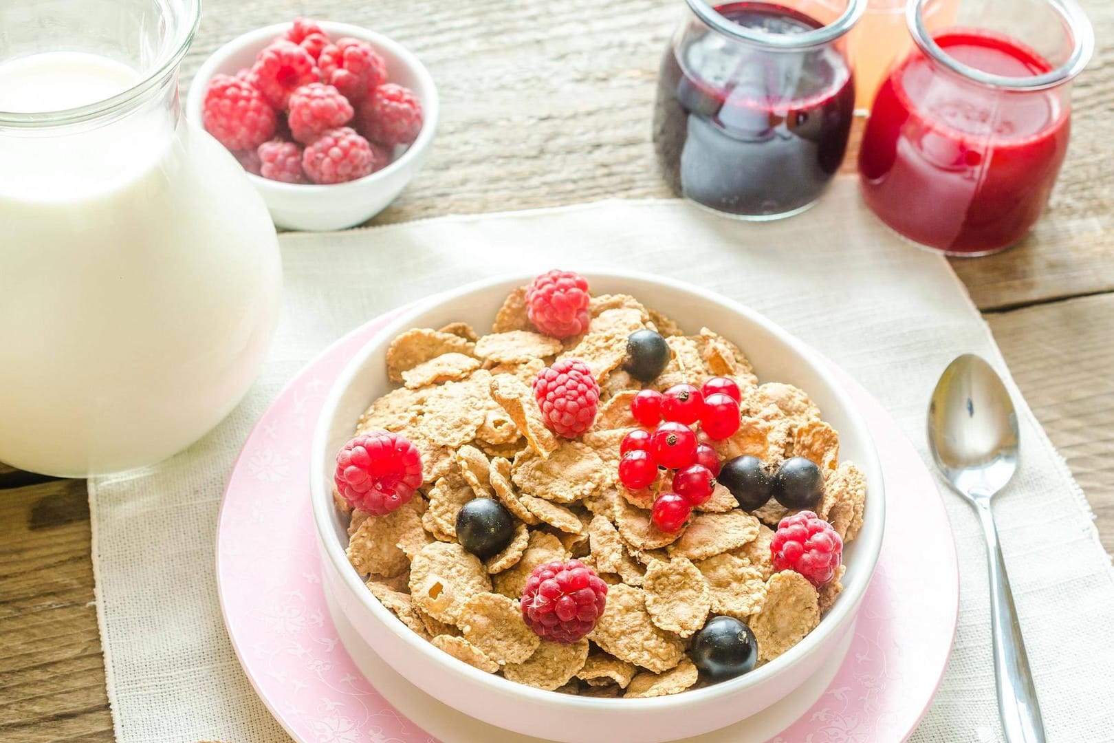 Flakes mit Beeren: Beerenobst und reichlich Ballaststoffe bieten eine gute Grundlage für den Start in den Tag.