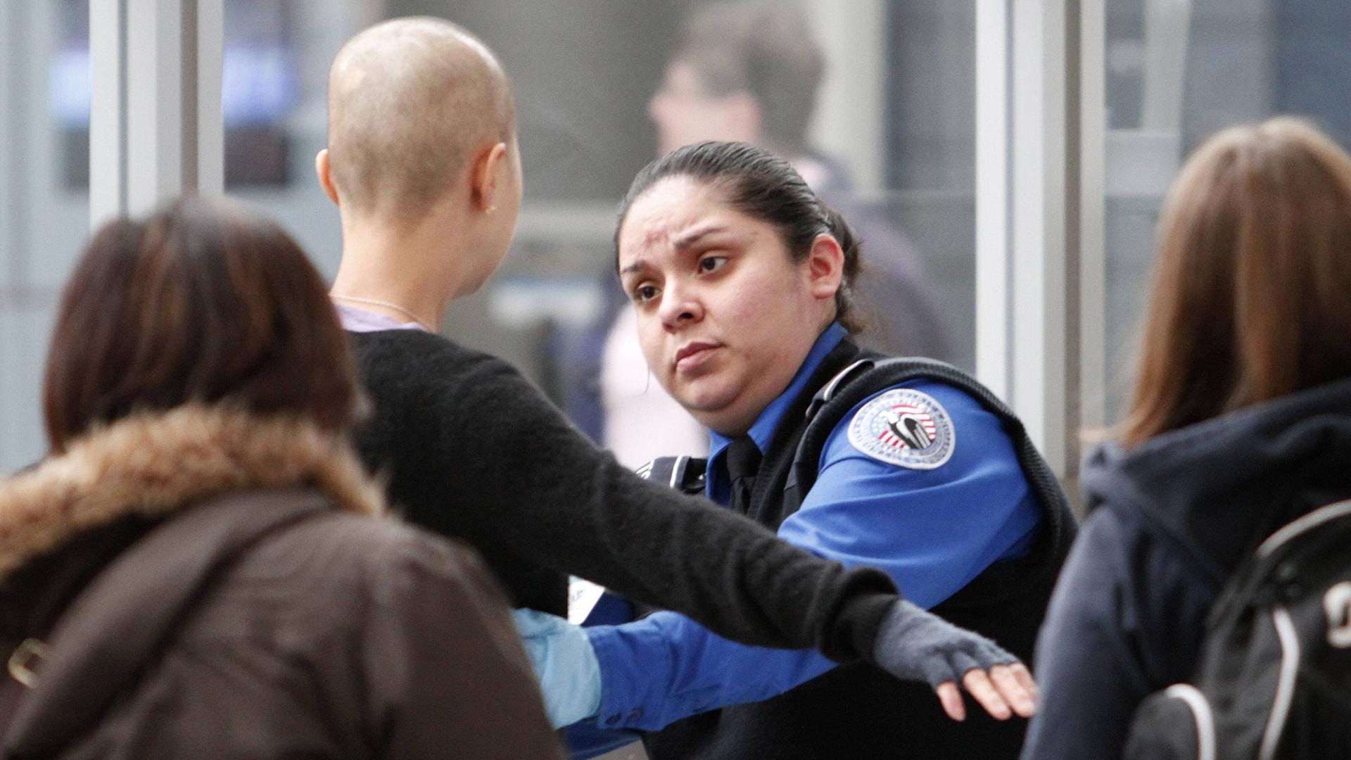 Einreisekontrolle an einem Flughafen in den USA: Wer eine Reise in die Vereinigten Staaten plant, braucht manchmal ein Visum.