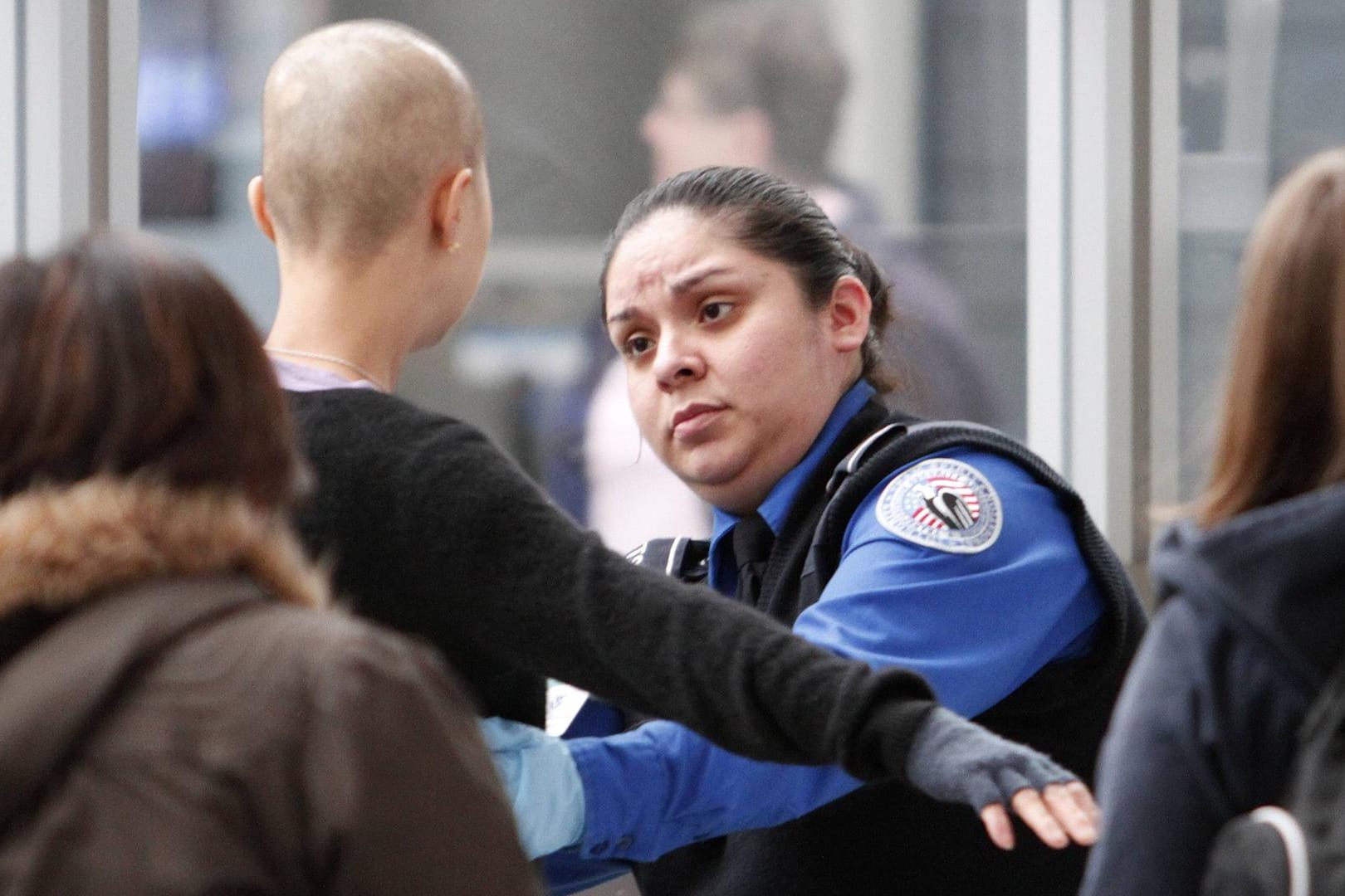 Einreisekontrolle an einem Flughafen in den USA: Wer eine Reise in die Vereinigten Staaten plant, braucht manchmal ein Visum.