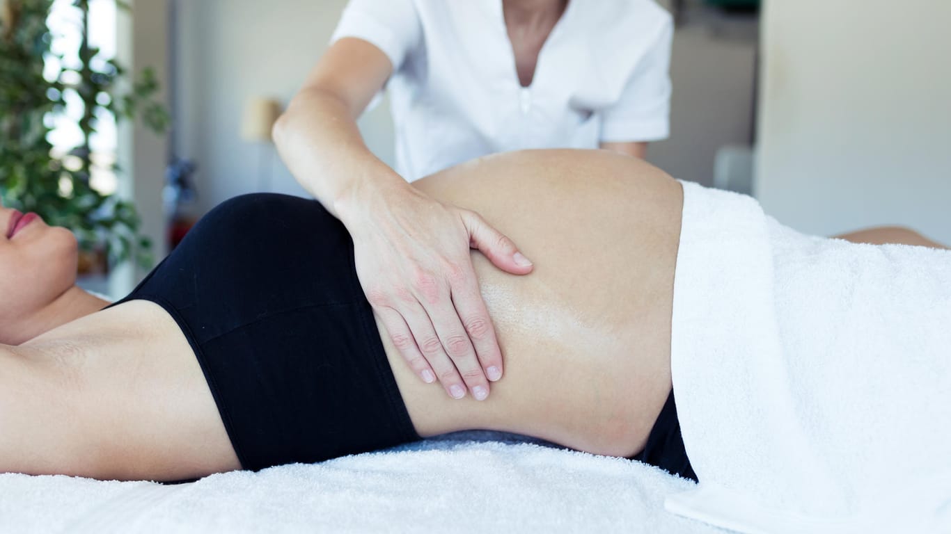Schwangere bei der Behandlung: In einer Schwangerschaft macht der Körper große Veränderungen durch. Bei Beschwerden kann ein Osteopath helfen.