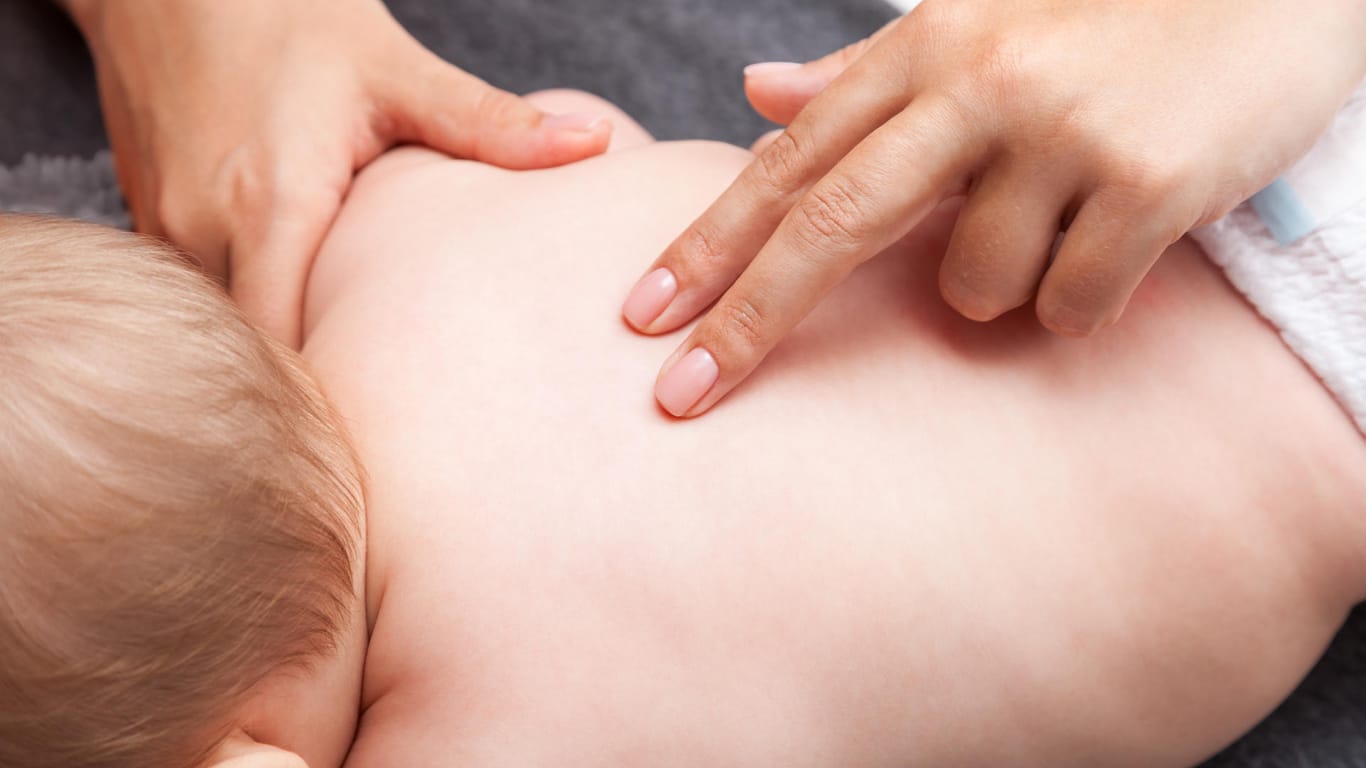 Kind beim Osteopathen: In der Regel kann die Osteopathie beim Baby etwa ab sechs Wochen nach der Geburt eingesetzt werden.