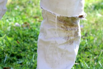 Hose mit grünem Fleck: Grasflecken sollten Sie vor dem Waschen einweichen.