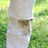 Hose mit grünem Fleck: Grasflecken sollten Sie vor dem Waschen einweichen.